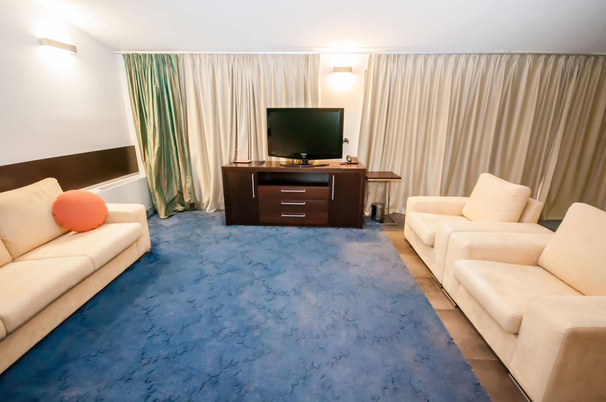 Hotel Maxim 보자바 외부 사진