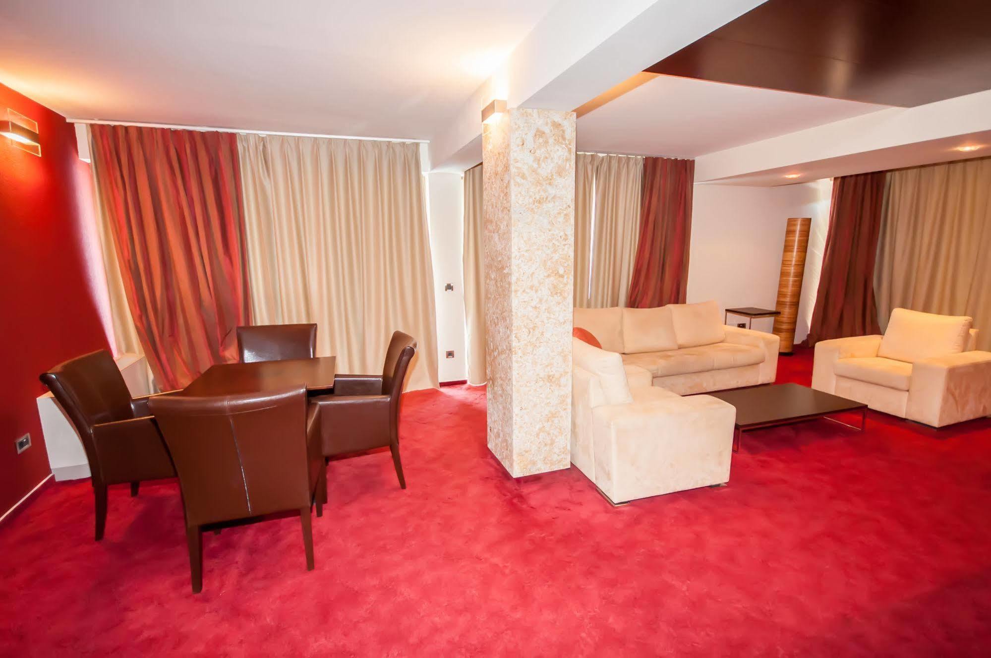 Hotel Maxim 보자바 외부 사진